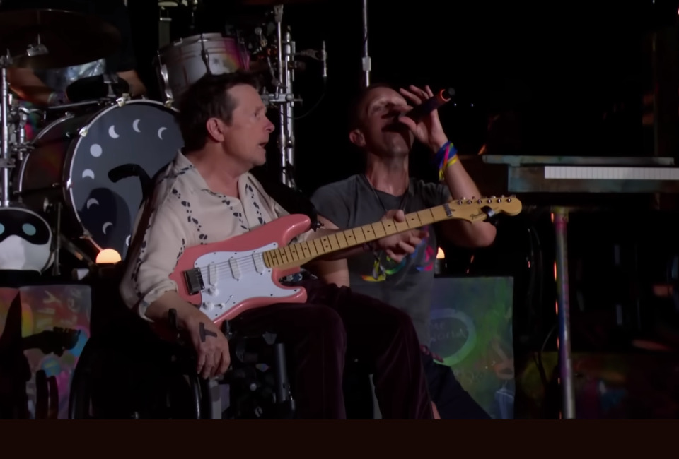 Ator Michael J. Fox toca com Coldplay e emociona público do Glastonbury